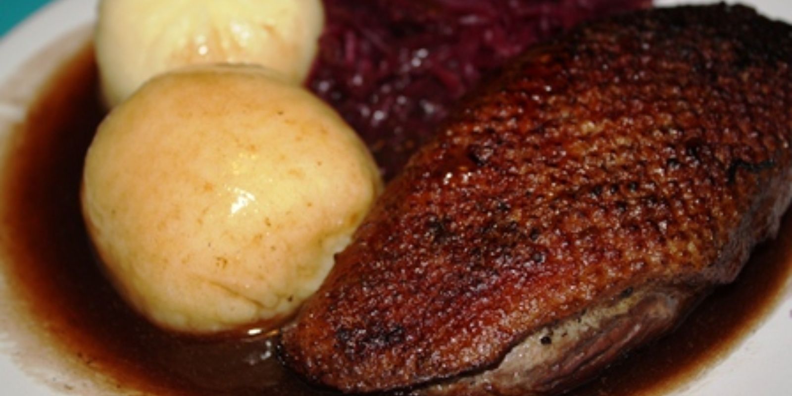 Entenbraten mit Apfelrotkohl und Kartoffelknöde - Rezepte &amp; Tipps