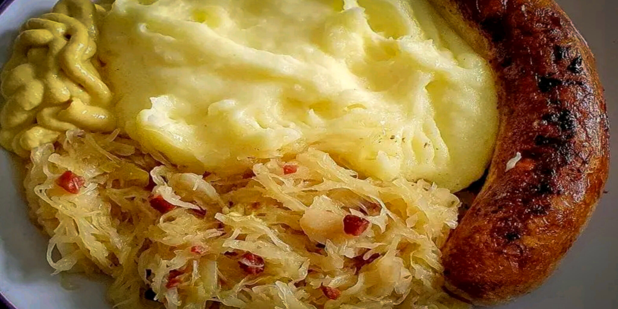 Thüringer Bratwurst mit Kartoffelpüree und Sauerkraut - Rezepte &amp; Tipps