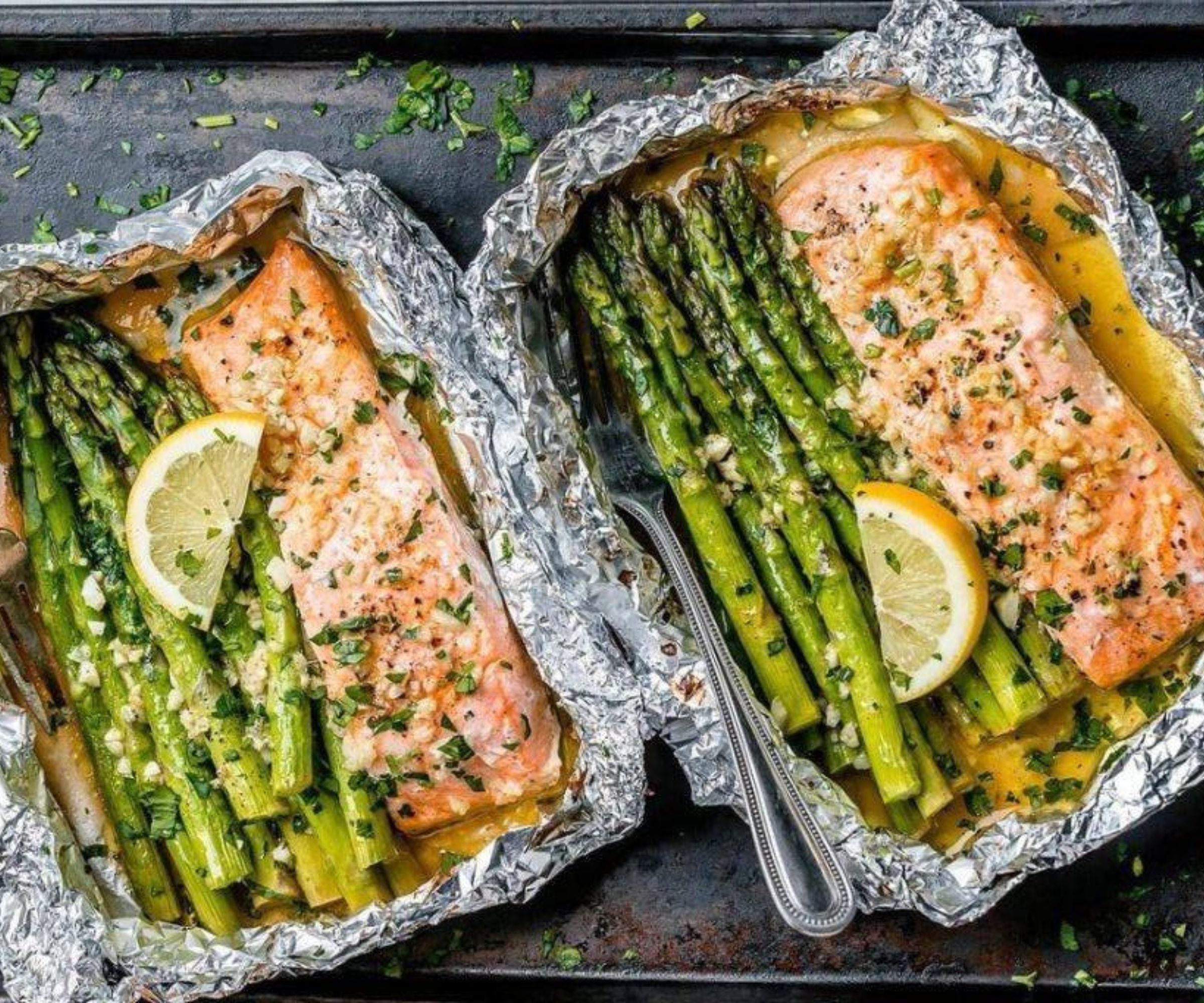 Gebackener Lachs in Folie mit Spargel- und Zitronen-Knoblauch 