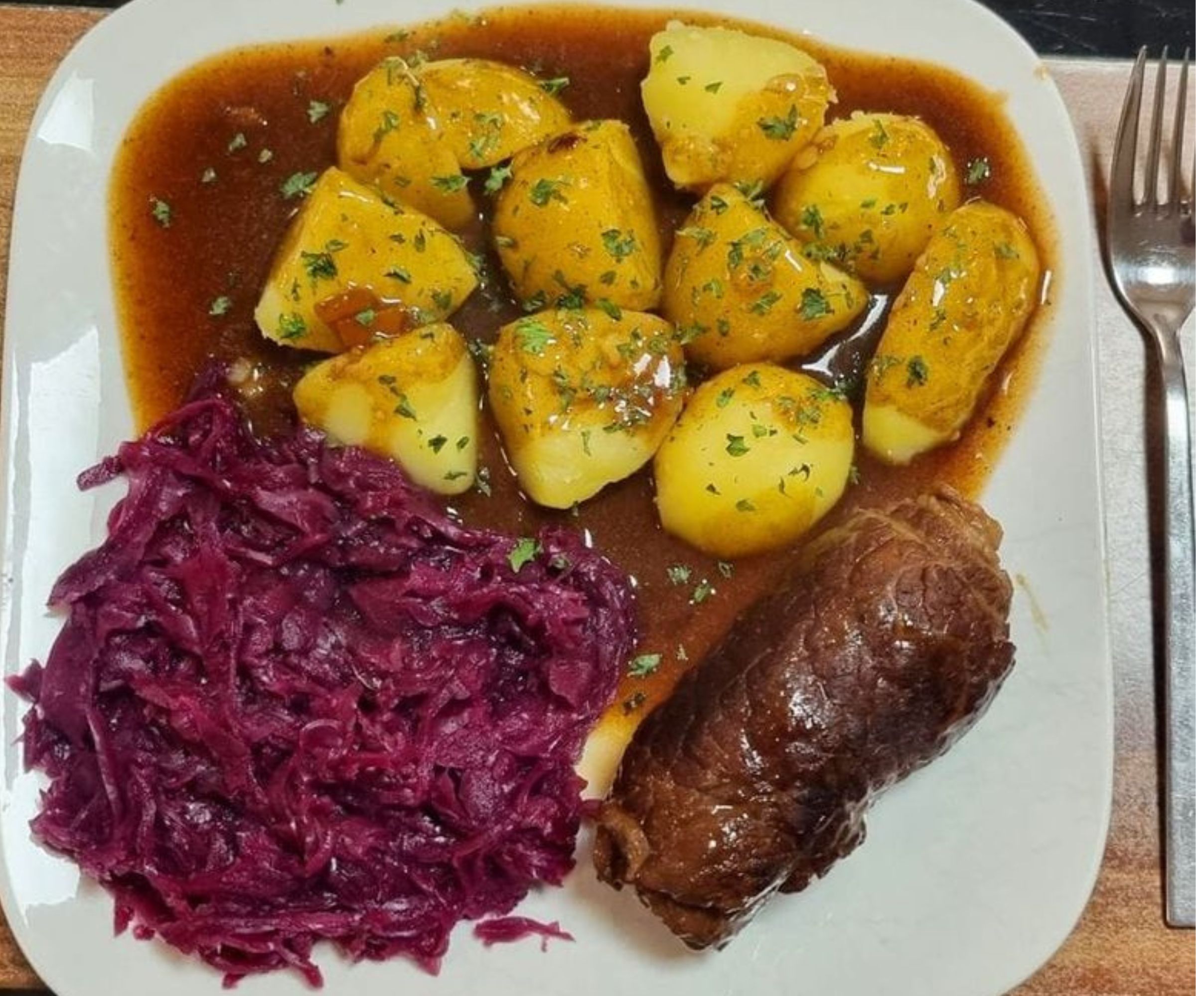 Rouladen mit Rotkohl und Kartoffeln: Ein herzhaftes Festmahl aus der deutschen Küche - Rezepte 