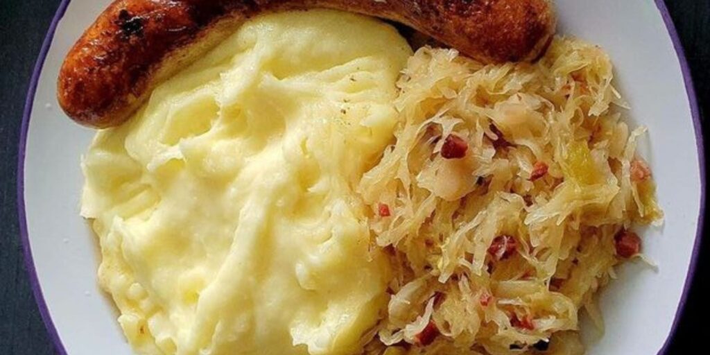 Thüringer Bratwurst mit Kartoffelpüree und Sauerkraut - Rezepte &amp; Tipps