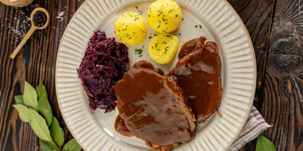 Rinderburgunderbraten mit Kartoffeln und Rotkohl - Ein Festmahl für die Sinne - Rezepte & Tipps