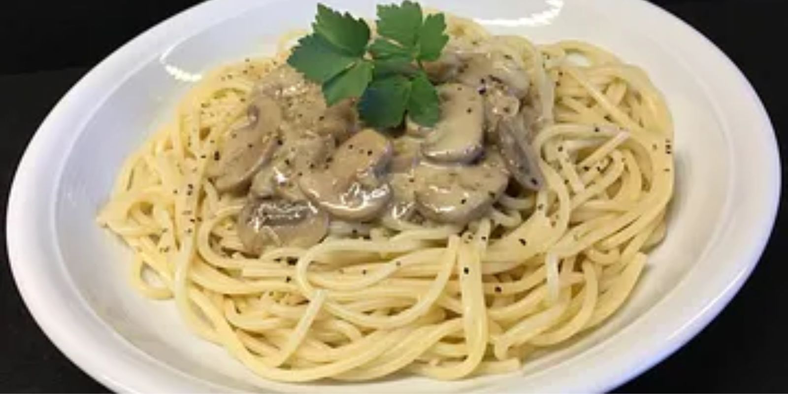 Pasta mit Champignons und Rinderfilet in Kräuterbutter-Sahne-Sauce ...