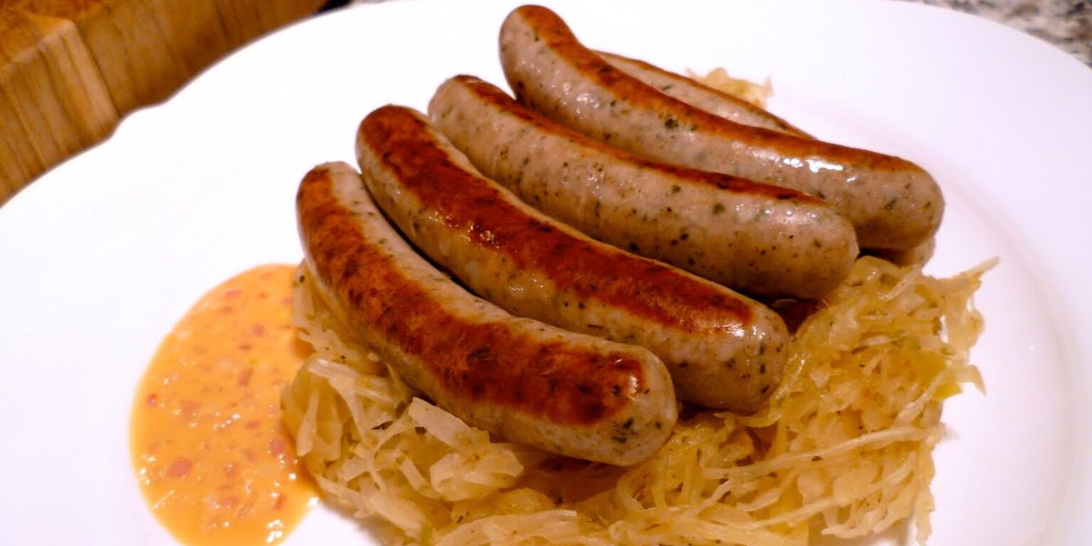 Thüringer Bratwurst mit Kartoffelpüree und Sauerkraut - Rezepte &amp; Tipps