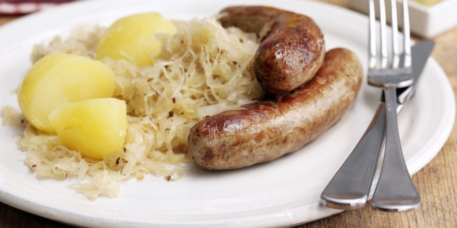 Thüringer Bratwurst mit Kartoffelpüree und Sauerkraut - Rezepte &amp; Tipps