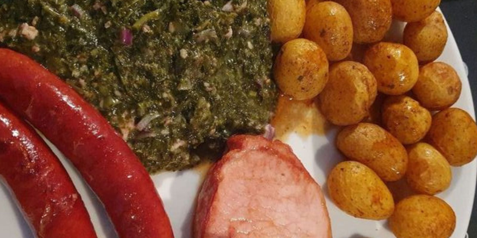 Grünkohl mit Kasseler, Mettwürstchen und Kartoffeln - Rezepte &amp; Tipps