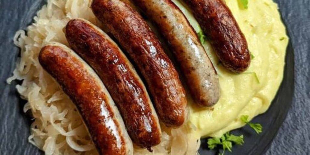 Thüringer Bratwurst mit Kartoffelpüree und Sauerkraut: Ein deftiges ...